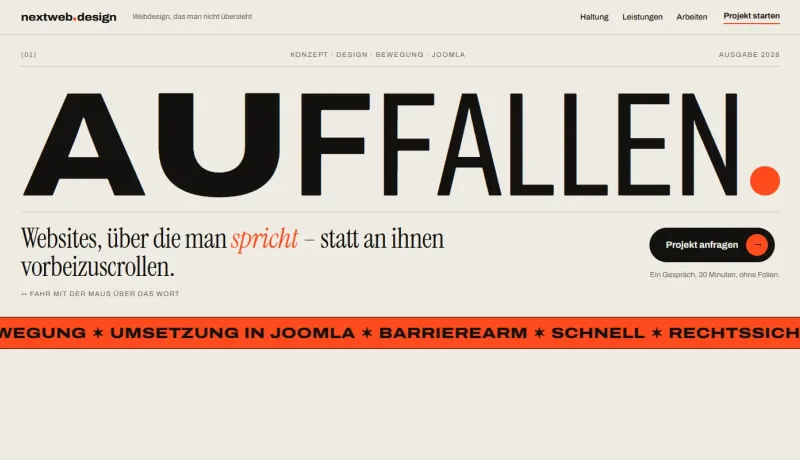 Das Wort AUFFALLEN in riesiger, unterschiedlich breiter Schrift auf hellem Papiergrund