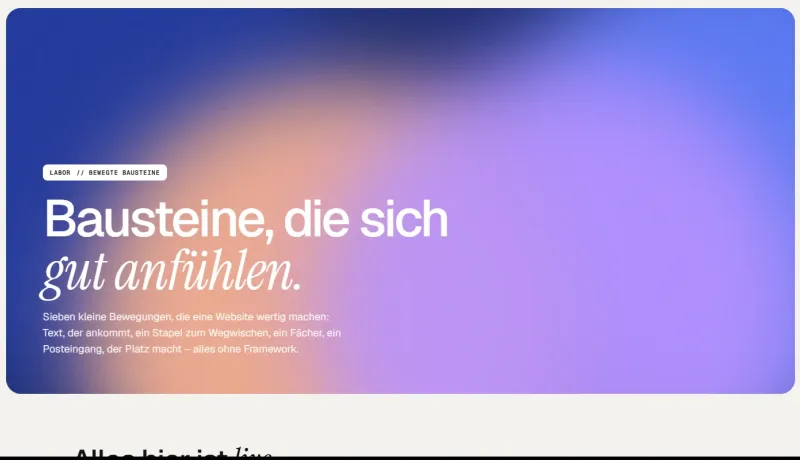 Weicher Farbverlauf in Blau, Pfirsich und Violett mit der Überschrift „Bausteine, die sich gut anfühlen.“